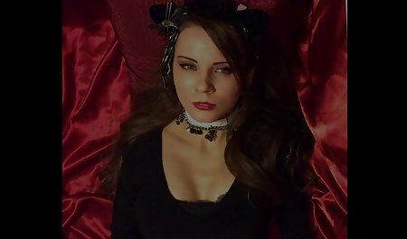 Licin tubuh dipasangkan dengan mainan dan kontol di pantat video seks sedarah