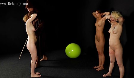 Keriting rambut pirang bersenang-senang dengan dirinya sendiri di depan kamera sek sama ibu tiri