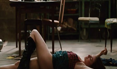 Berkelas INGGRIS milf tante seks bokep mengisap bertato kancing besar berdenyut kontol